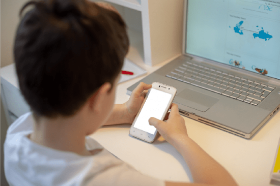 Trẻ em sử dụng điện thoại sớm: lợi ích và tác hại - Mamamy